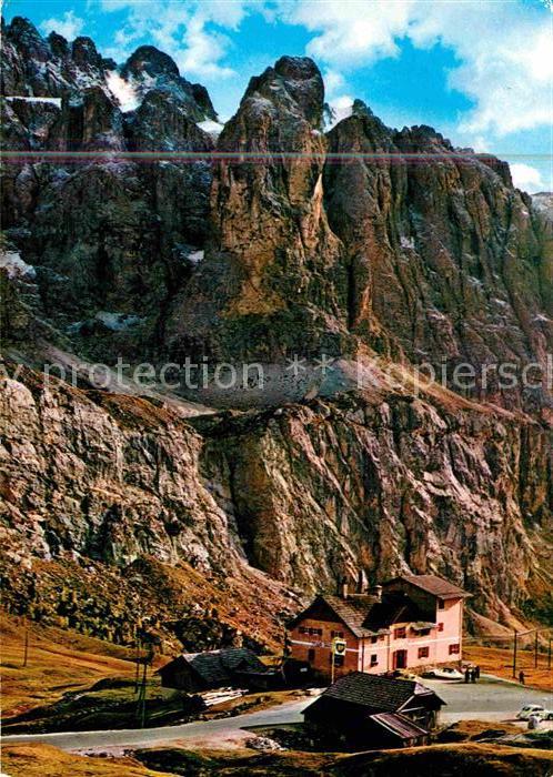 Passo Gardena Groedner Pass mit Sellagruppe Gebirgspass Dolomiten