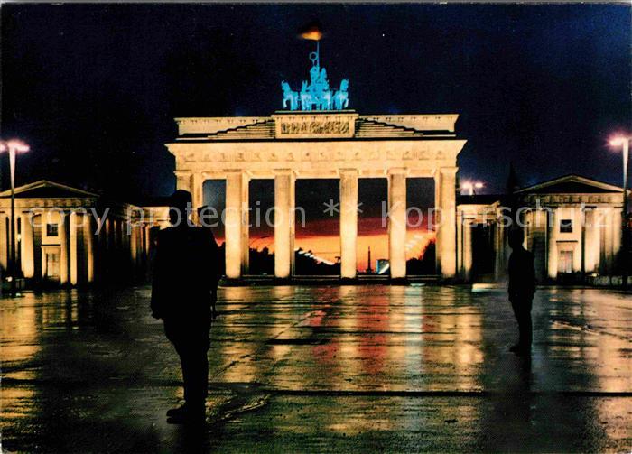 BERLIN  CITY Nachts am Brandenburger Tor Quadriga Hauptstadt der DDR