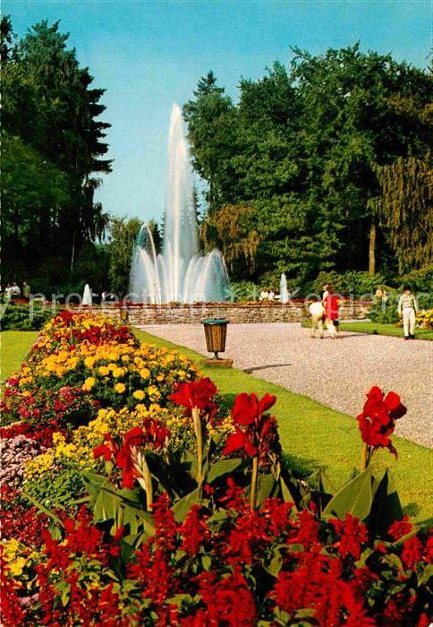 Bad Lippspringe Leuchtfontaene im Kaiser Karls Park Blumenbeet