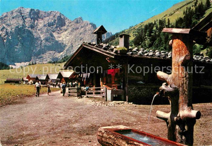 Engalm am Grossen Ahornboden gegen Grubenkarspitze Karwendelgebirge Holzbrunnen