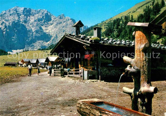 Engalm am Grossen Ahornboden gegen Grubenkarspitze Karwendelgebirge Holzbrunnen
