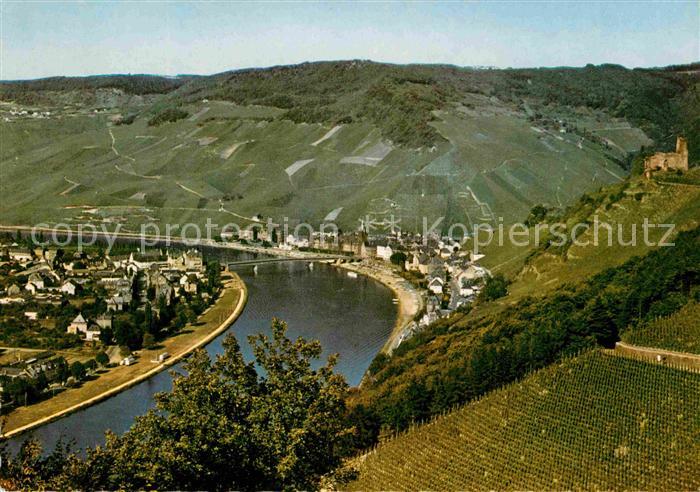 BERNKASTEL-KUES Berncastel Rheinland-Pfalz Moselpartie mit Burgruine Landshut
