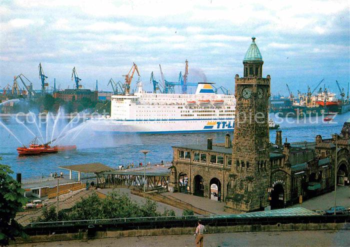 HAMBURG  CITY St Pauli Landungsbruecken Feuerschiff Kreuzfahrschiff