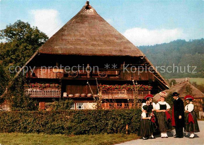 Gutach Schwarzwald Vogtsbauernhaus und Trachtengruppe