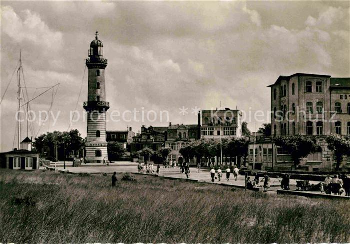 Warnemuende Ostseebad Promenade mit Leuchtturm