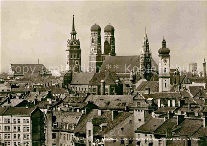 Muenchen Bayern Stadtbild mit Peterskirche Frauenkirche und Rathaus
