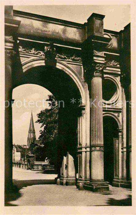 Schwerin Mecklenburg Blick auf die Stadt durch das Schlossportal