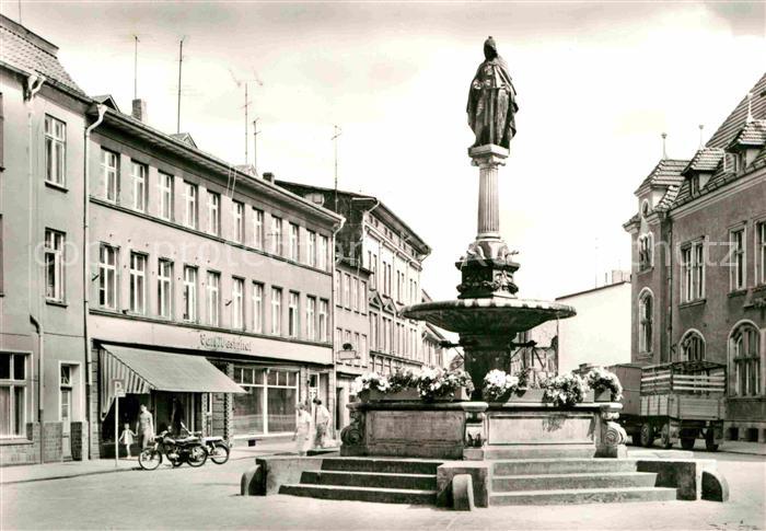Guestrow Mecklenburg Vorpommern Strasse des Friedens Brunnen Statue