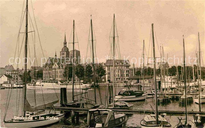 Stralsund Mecklenburg Vorpommern Hafen Schiffe Kirche