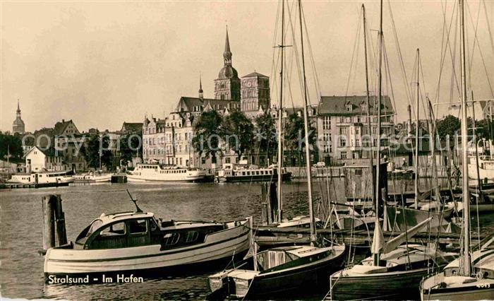 Stralsund Mecklenburg Vorpommern Hafen Boote Kirche