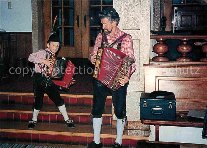 Obertrum See Opa Konrad und Enkel Patrick Musikanten Ziehharmonika