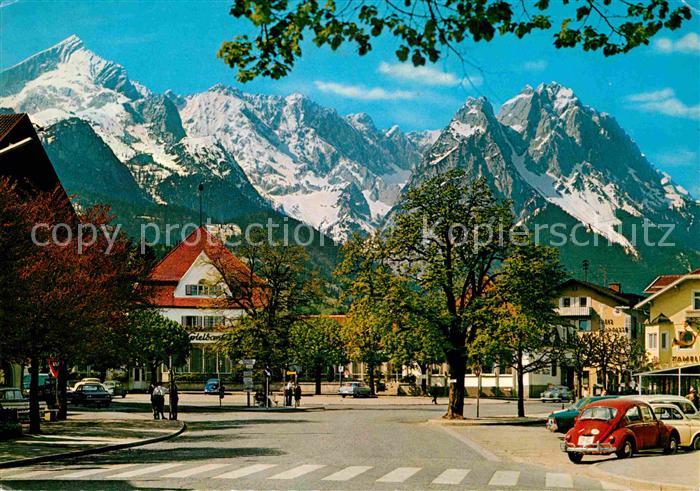 GARMISCH-PARTENKIRCHEN Bayern Marktplatz mit Spielbank gegen Zugspitzgruppe Wett