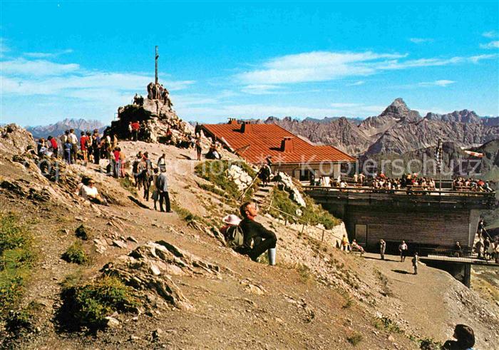 Nebelhorn Gipfelhuette Gipfelkreuz Blick auf Zugspitze und Hochvogel