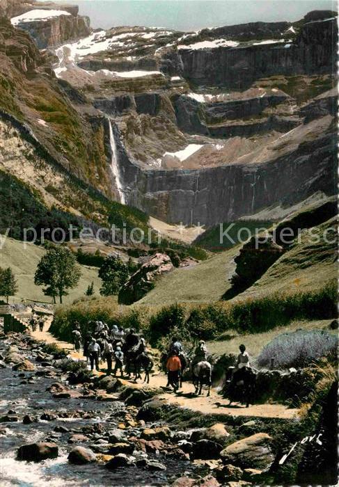 Gavarnie Hautes-Pyrenees A dos d ane sur le chemin du Cirque