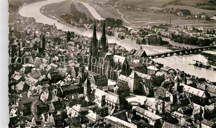 REGENSBURG Bayern Dom Steinerne Bruecke Luftaufnahme