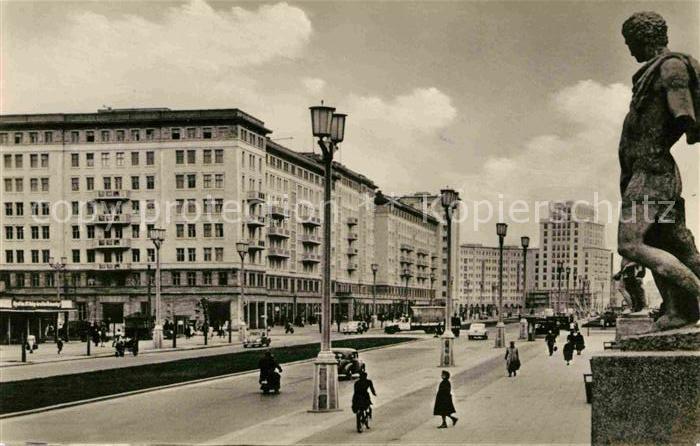 BERLIN  CITY Stalinallee Statue