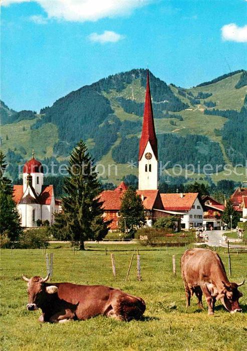Fischen Allgaeu Ortsansicht mit Kirche Viehweide Kuehe Weiherkopf Allgaeuer Alpe