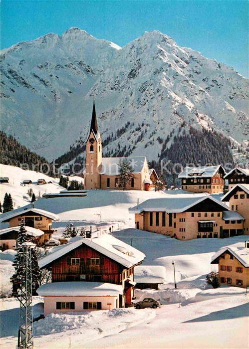 Hirschegg Kleinwalsertal Vorarlberg Ortsansicht mit Kirche Winterpanorama Alpen