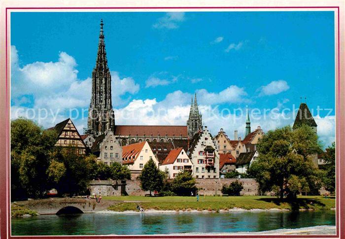 Ulm Donau Blick ueber die Donau zur Altstadt mit Muenster