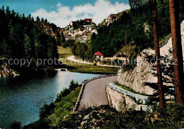 Fraenkische Schweiz Blick vom Weihersbach auf Burg Pottenstein