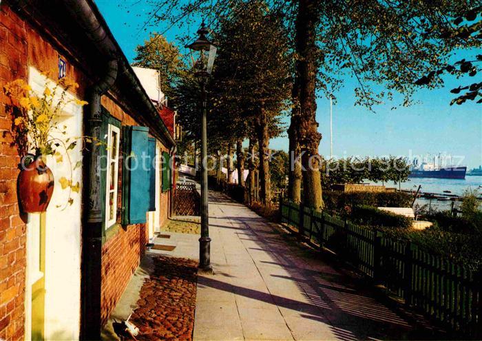 oevelgoenne Alte Haeuser an der Elbe