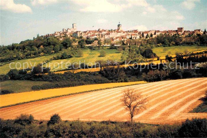 Vezelay La Basilique Saint Madeleine et le bourg au temps des colzas