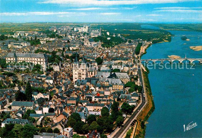 Blois 41 Vue aerienne Eglise Saint Nicolas Cathedrale Saint Louis et Basilique N