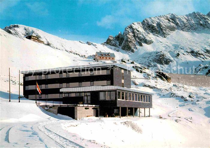 Reisseck Kaernten Bergheim im Hintergrund Staumauer grosser Muehldorfersee mit S