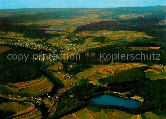 Daun Eifel Kneipp und Luftkurort mit Gemuendener Maar Fliegeraufnahme