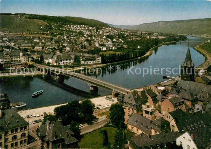 BERNKASTEL-KUES Berncastel Rheinland-Pfalz Fliegeraufnahme Moselpartie