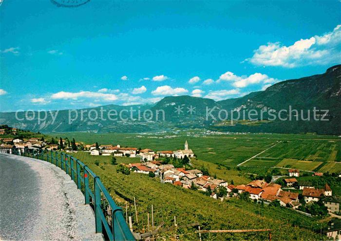 Kurtatsch mit Weingaerten und Obstanlagen