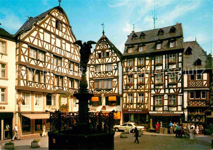 BERNKASTEL-KUES Berncastel Rheinland-Pfalz Marktplatz Brunnen Fachwerkhaeuser