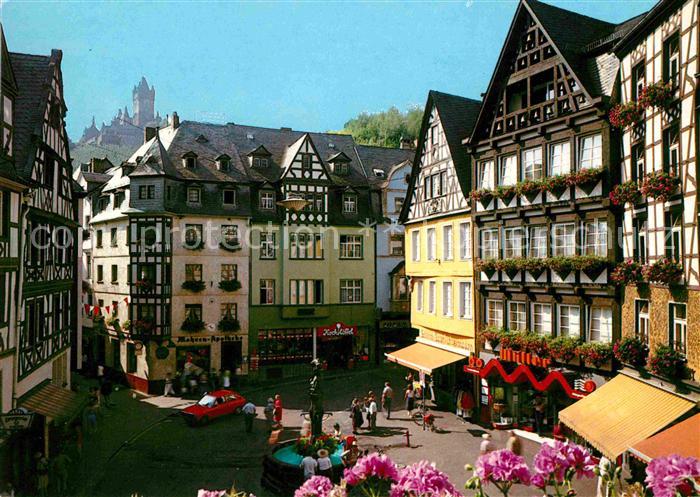 Cochem Mosel Marktplatz mit St Martinsbrunnen und Reichsburg
