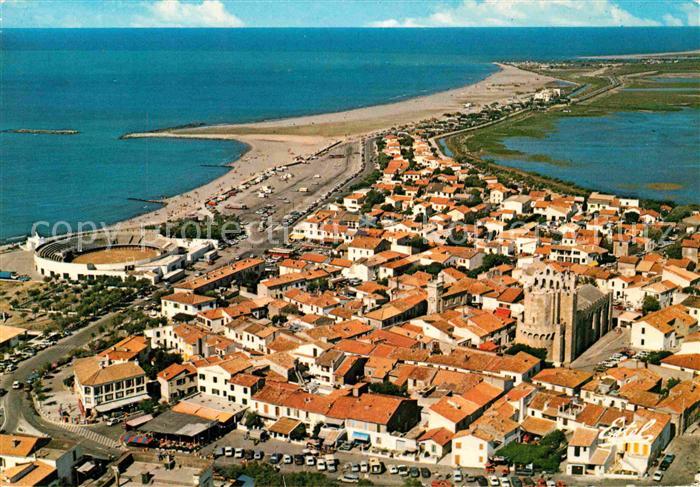 Les Saintes-Maries-de-la-Mer Vue aerienne de la ville Eglise fortifiee et les ar