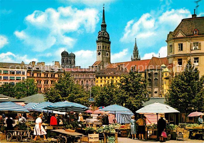 Muenchen Bayern Viktualienmarkt mit Frauenkirche Peterskirche und Rathausturm