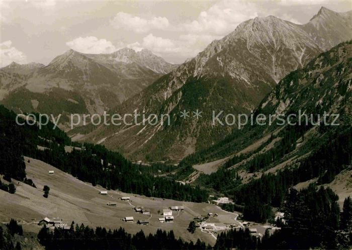 Baad Mittelberg Kleinwalsertal mit Zwoelferkopf