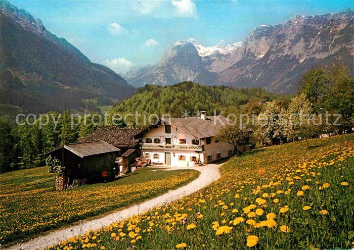BERCHTESGADEN Bayern Wohnhaus im Fruehling