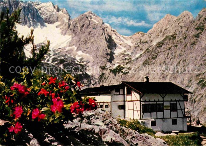GARMISCH-PARTENKIRCHEN Bayern Knappenhaeuser im Hoellental mit Zugspitze