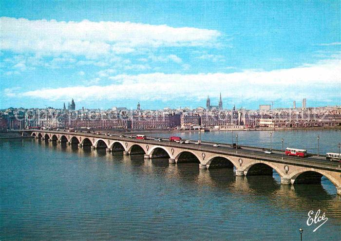 Bordeaux Le Pont de pierre Au fond les Quais