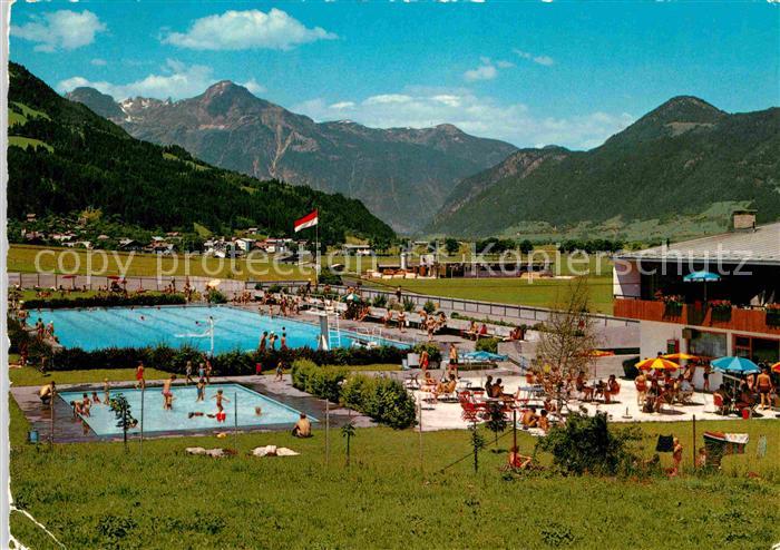Fuegen Schwimmbad mit Blick auf Sonnwendjoch und Rofangebirge