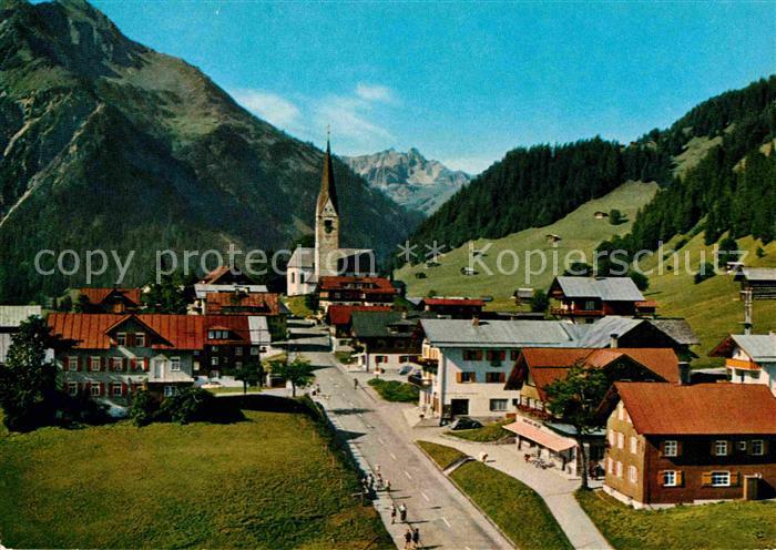 Mittelberg Kleinwalsertal Ortsansicht mit Kirche Baerenkopf Heiterberg und aelpe