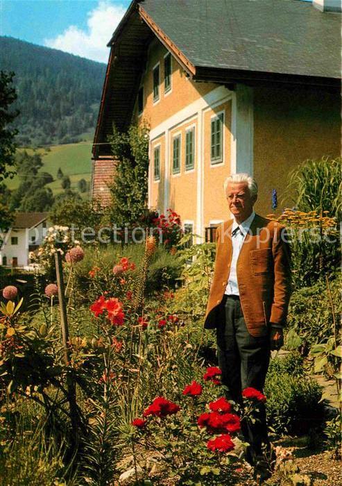 Wagrain Salzburg K. H. Waggerl im Garten vor seinem Wohnhaus
