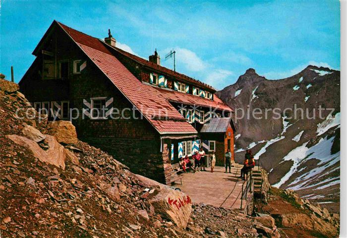 Partenen Vorarlberg Saarbruecknerhuette mit Gloetterspitze in der blauen Silvret