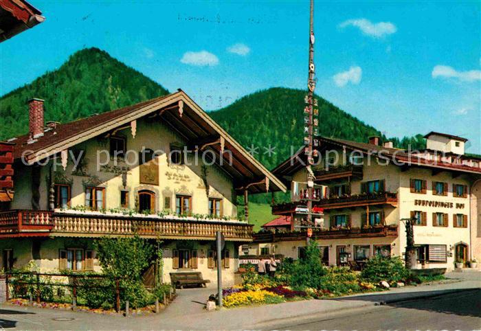 Ruhpolding Bayern Dorfplatz mit Maibaum und Marienbrunnen