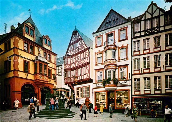BERNKASTEL-KUES Berncastel Rheinland-Pfalz Marktplatz Rathaus St. Michaelisbrunn
