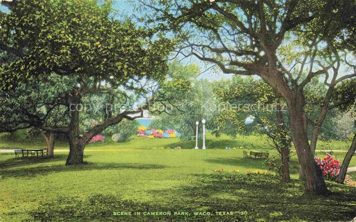 Waco Texas USA Cameron-Park Baeume Rasen Parkbaenke Laternen Blumenbeete Spazier