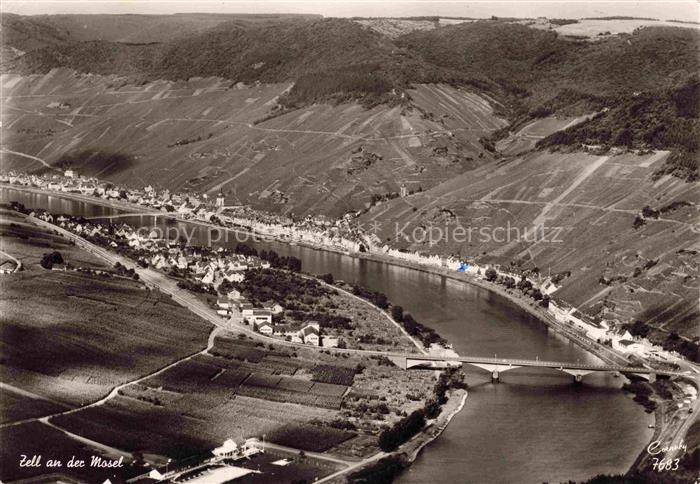 Zell Mosel Rheinland-Pfalz Mosel Weinberge Bruecke Fliegeraufnahme Fluss Altstad