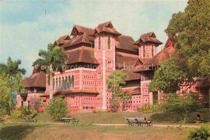 Trivandrum Kerala India Museum Napier-Museum Palmen Park Baenke Rotgebaeude Arch