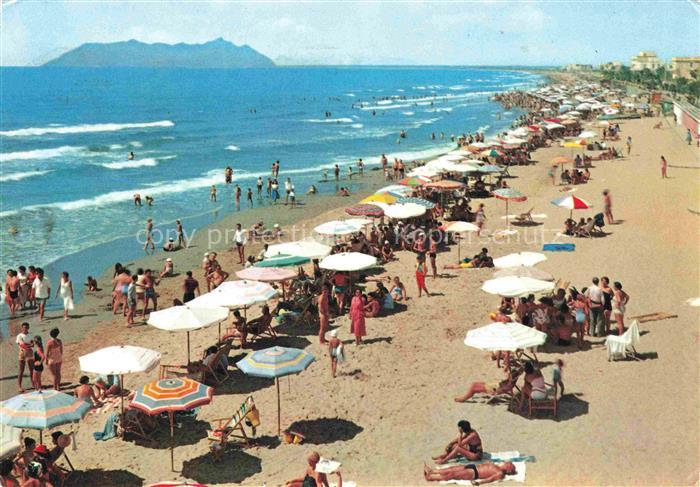Terracina Lazio IT Spiaggia Strand Sonnenschirme Badegaeste Meer Kueste Berg