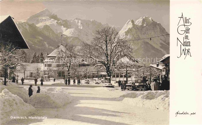 GARMISCH-PARTENKIRCHEN Bayern Marktplatz Winter Schnee Berge Zugspitze Passanten